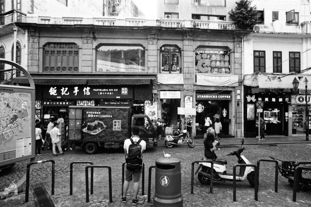 Macau Altstadt im November 2015. Nikon F3 mit AIS 3.5/20mm ohne Filter. Ilford Delta 400.