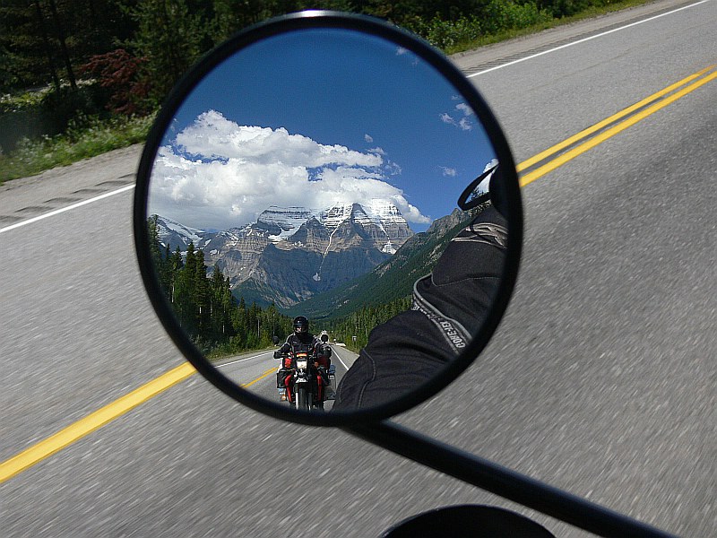 Manuela und Mt. Robson (Kanada) im Rückspiegel