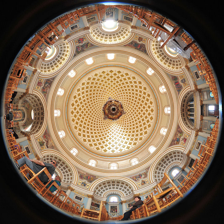 Maria Himmelfahrtskirche in Mosta auf Malta
sie ist die Viertgrößte Kuppelkirche der Welt
(8661)