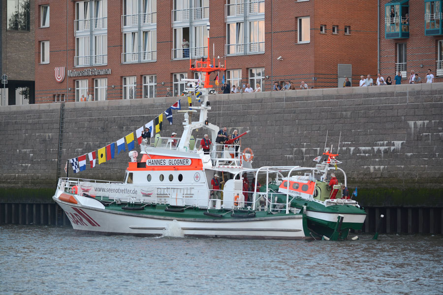 Maritime Woche Bremen 2014. Das Beiboot Flinthörn wird an Bord der Hannes Glogner geholt.