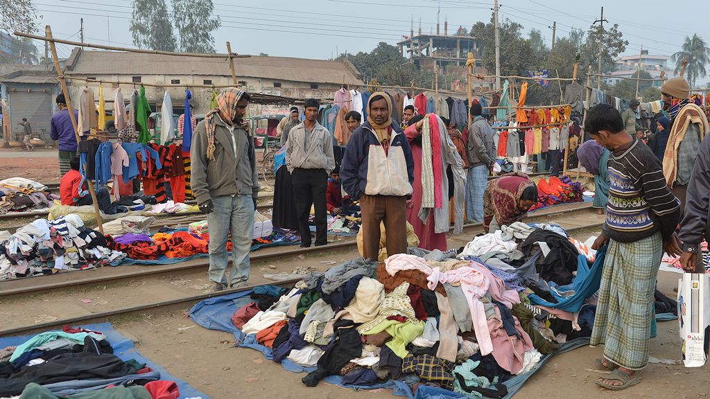 Markt auf den Bahnhofsgleisen von Bogra 7979