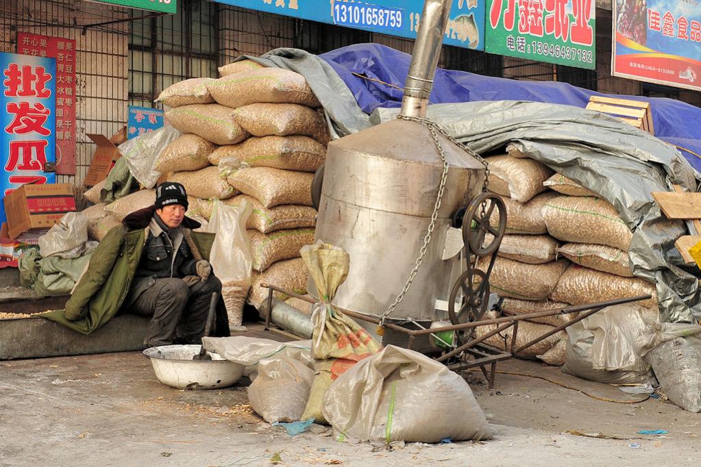 Markt in Huanan,
Erdnussroesterei
(9797)