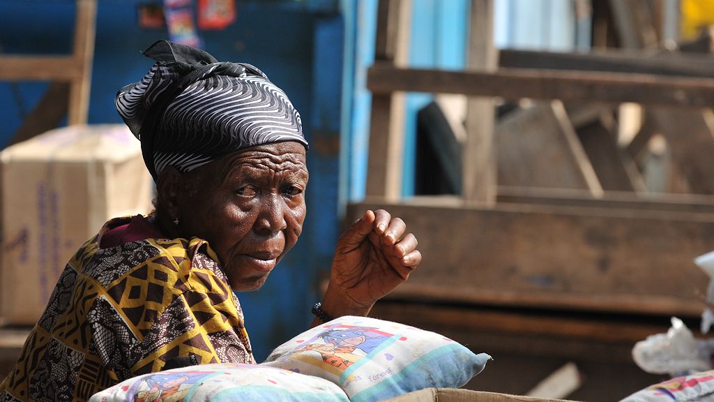 Marktfrau auf dem Markt von Kumasi
4403