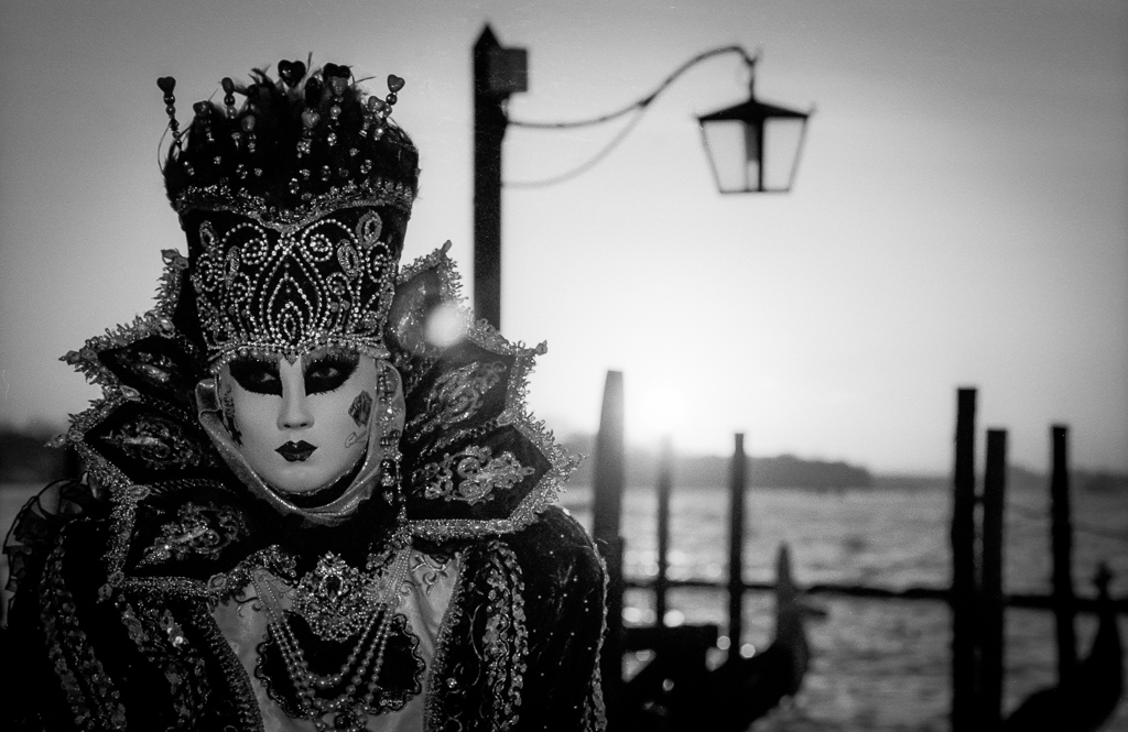 Maske bei Sonnenaufgang 1