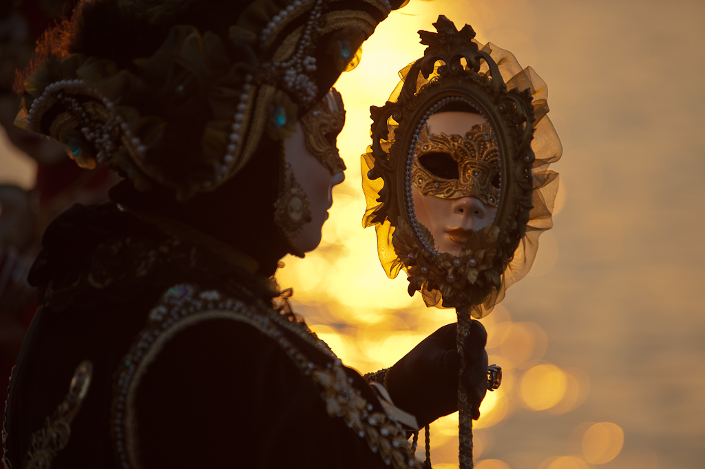 Maske im Sonnenuntergang 5140