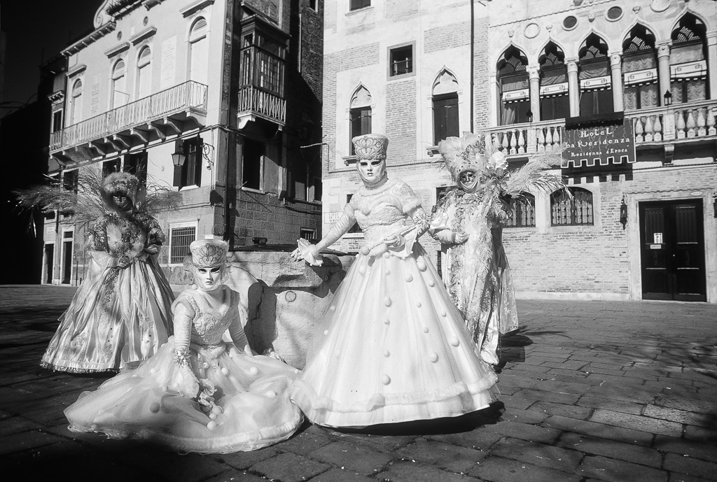 Masken Ensemble in Weiss Venedig 2015