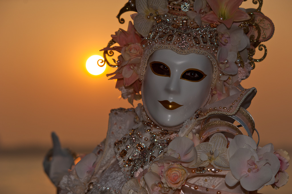 Masken im Sonnenuntergang 4670