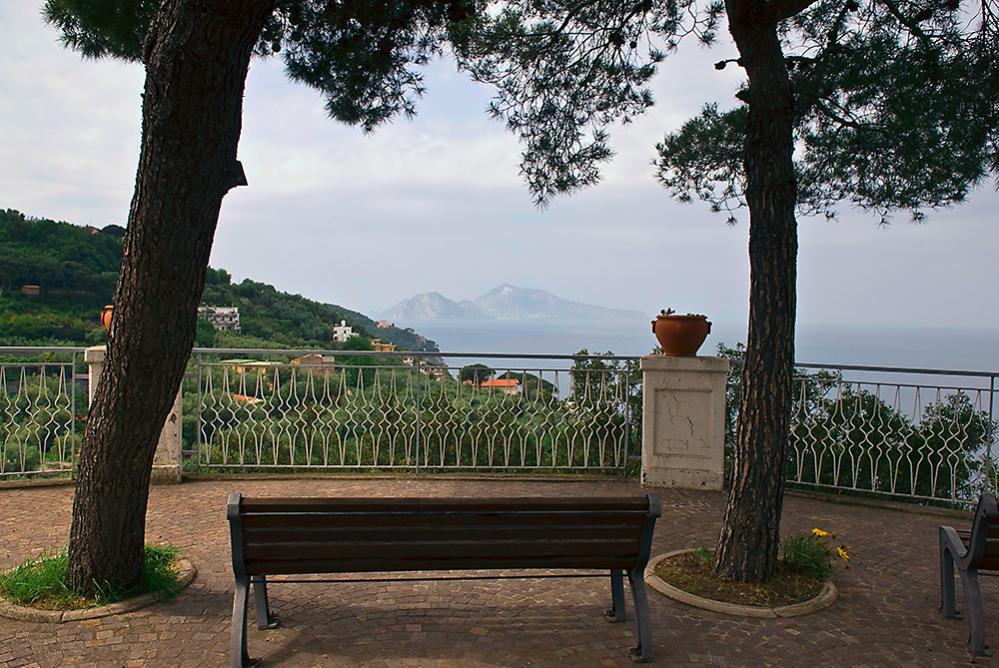 Massa Lubrense; im Hintergrund Capri