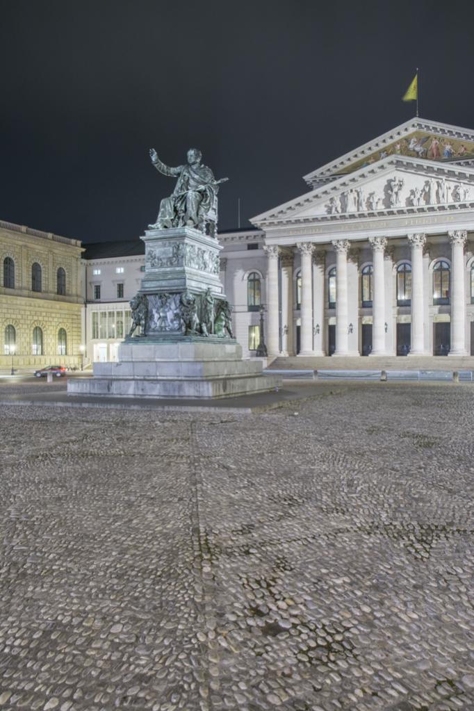 Max-Joseph-Monument mit Staatsoper.