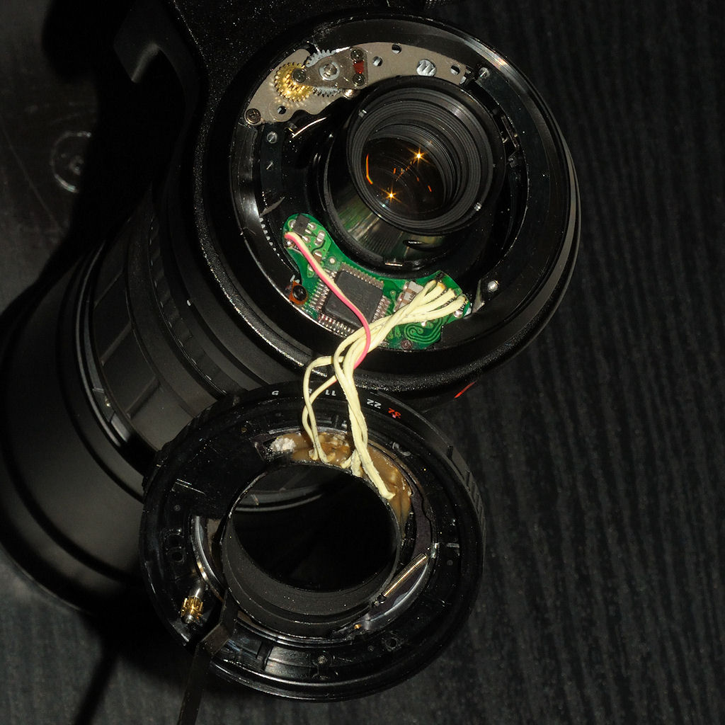 Mein defekt gekauftes und repariertes SIGMA AF 170-500 APO Telezoom:
Die CPU-Platine und alle Kabel waren herausgerissen, der Rear-Fokus-Trieb war an 