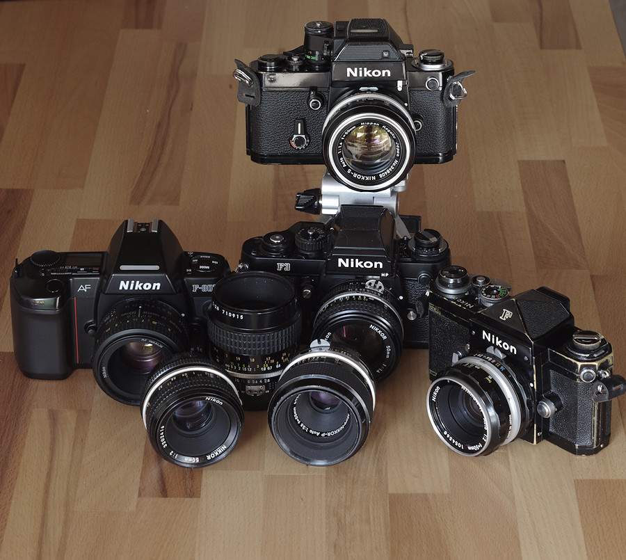 Meine 50er Nikkore - teilweise an ihren "entsprechenden" Kameras.

v.l.n.r. : 
AF-D 50mm 1,8 (F-801s) 
50mm 2 Ai
Micro-Nikkor 55mm 2,8 Ai-S;