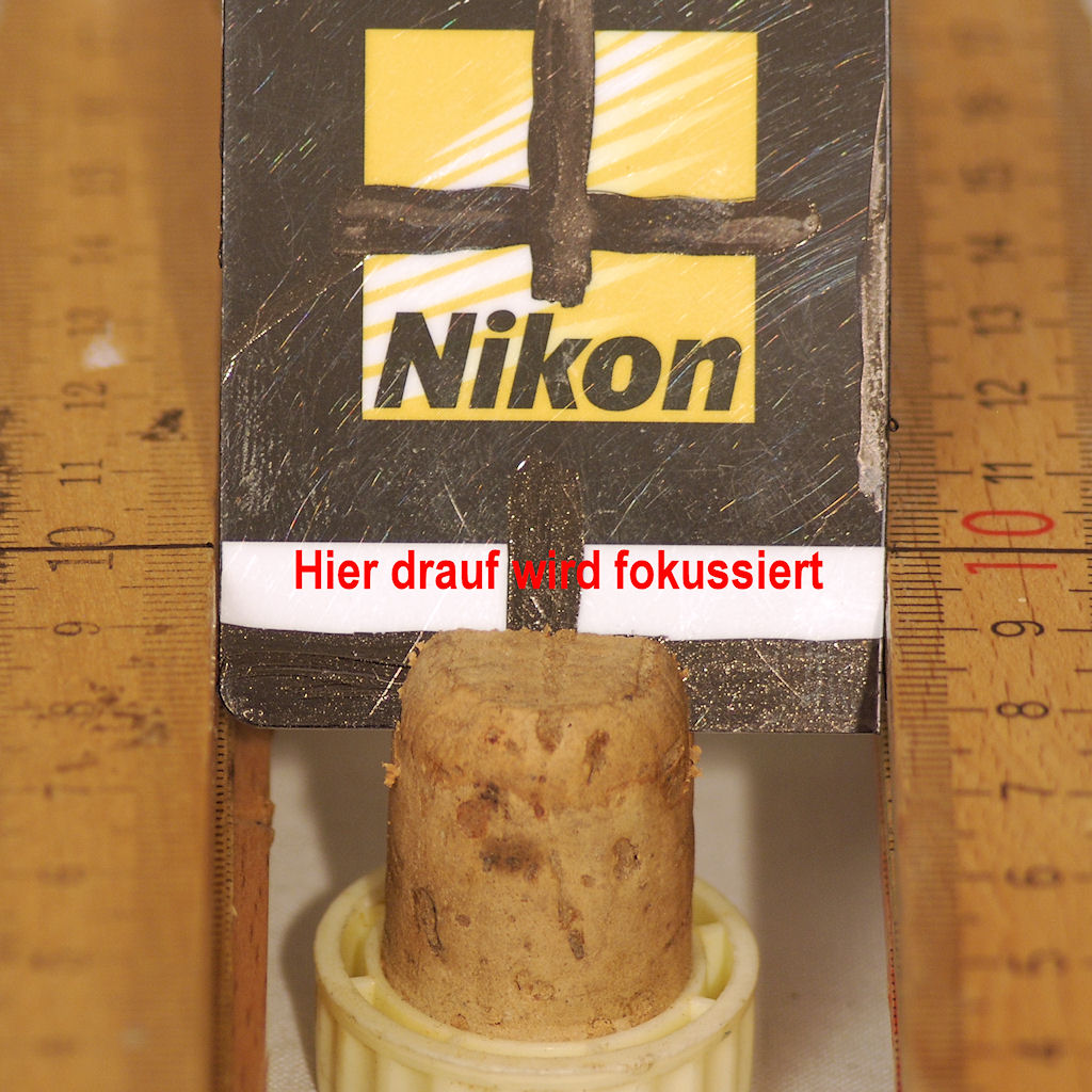 Meine Andordnung zur Kontrolle des Fokus allgemein und des Autofokus von Digitalkameras:
In der Mitte eine Karte die um 45° nach hinten schräg in eine