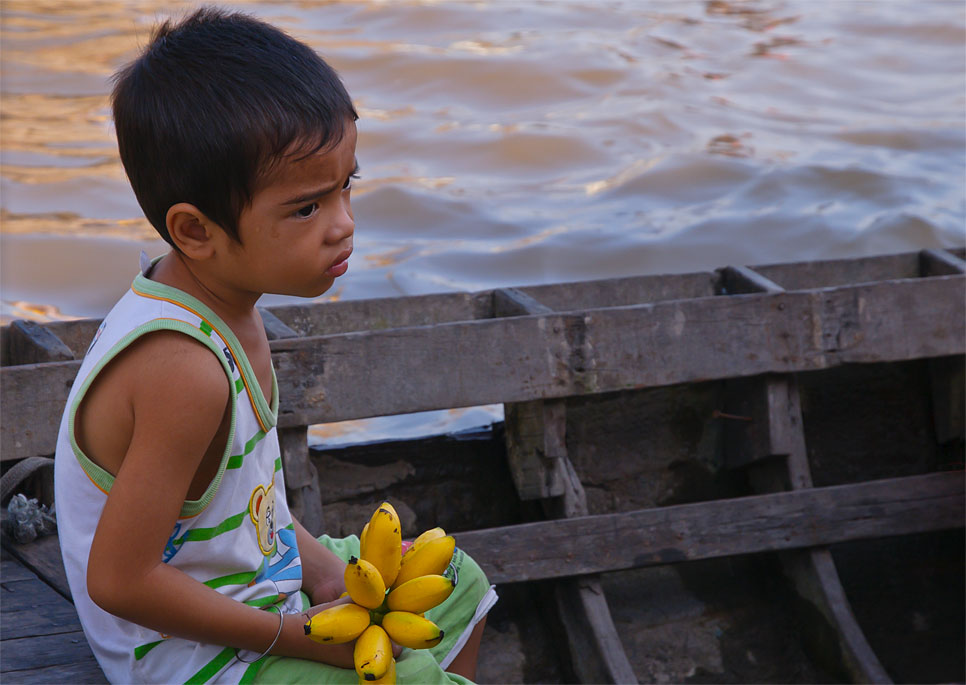 Mekong
Schwimmender Markt
Fluss
Vietnam
Schiff
Bananen
Junge
Verkäufer
Portrait