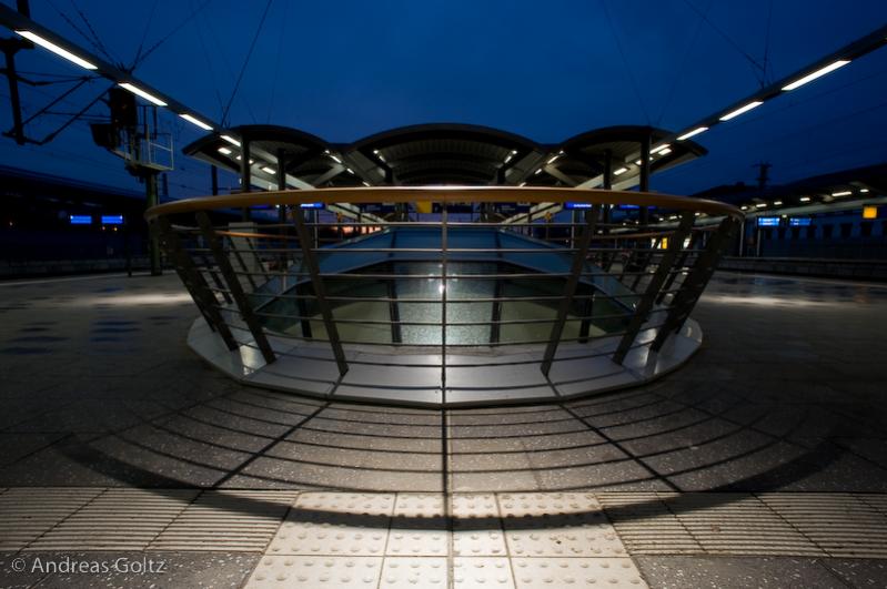 menschenleere Moderne

Lichtfluter auf dem Bahnsteig des Erfurter Hauptbahnhofes

Zeiss Distagon 18 mm f 16, 0,6s