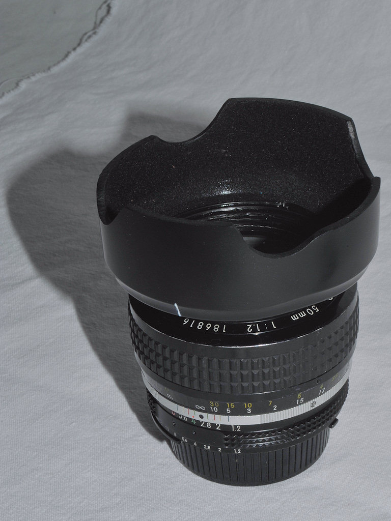 MF 50/1.2 AI Nikkor mit selbstgestrickter tulpenförmiger Gegenlichtblende
