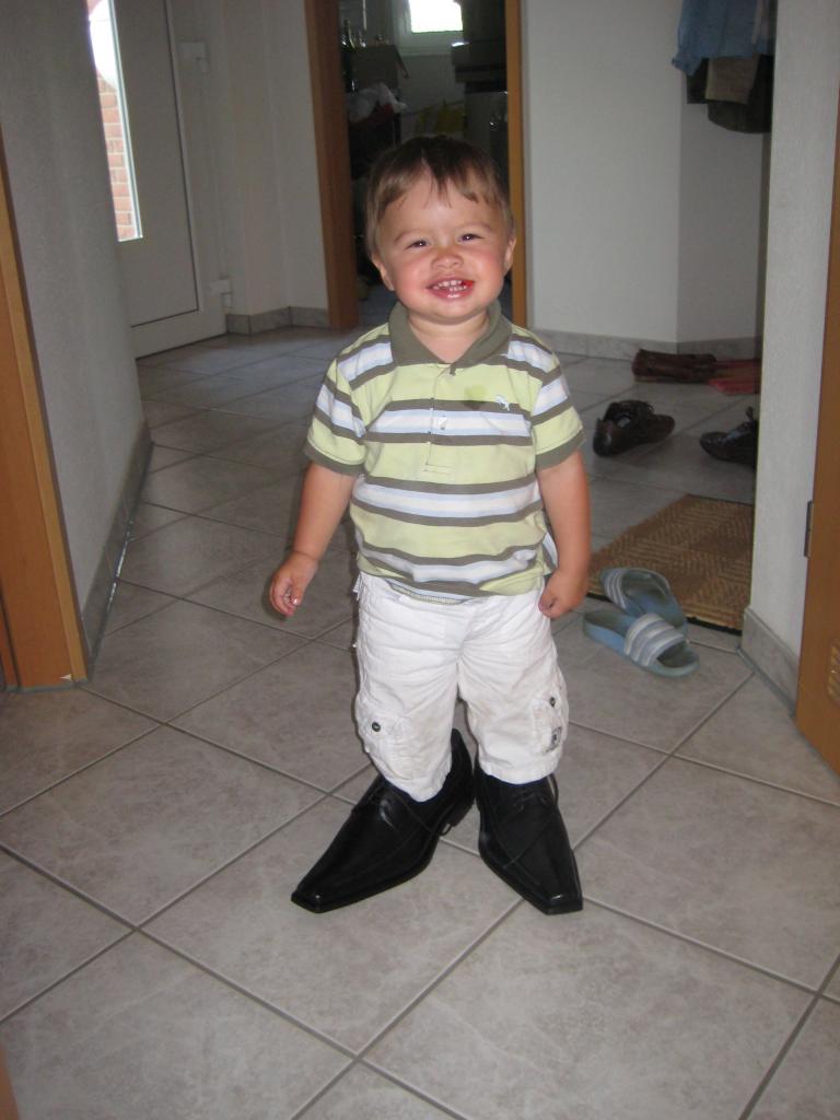 Micah mit Papas neuen Schuhen