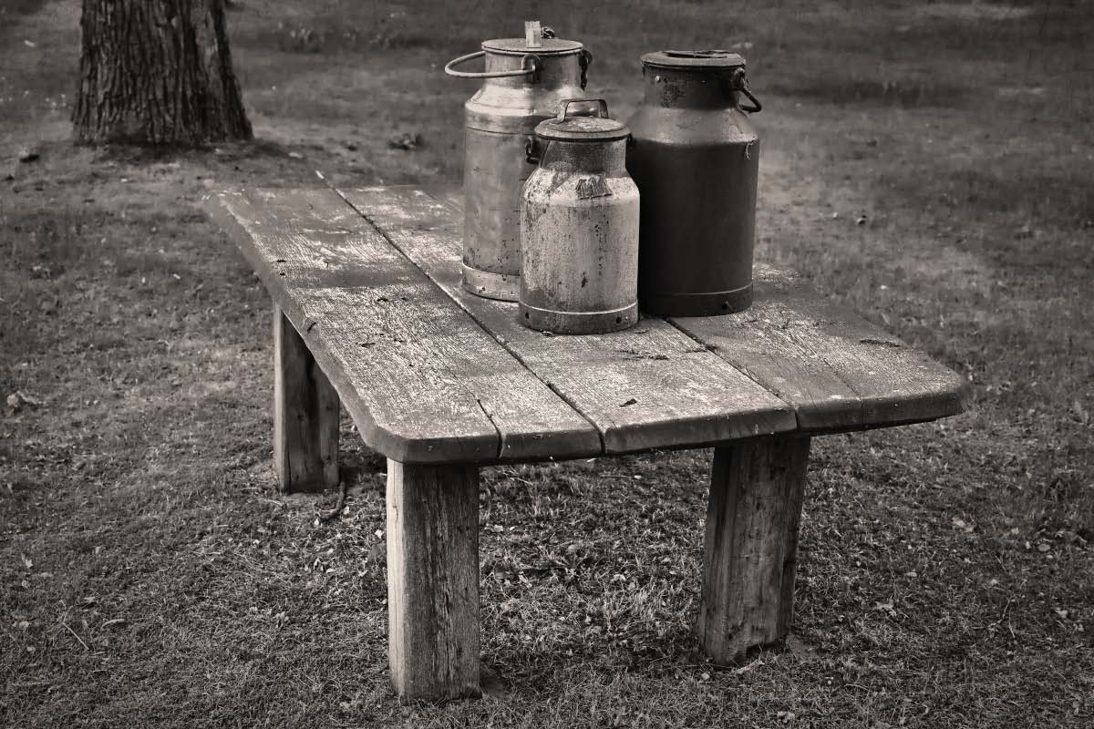Milchkannen BW.jpg