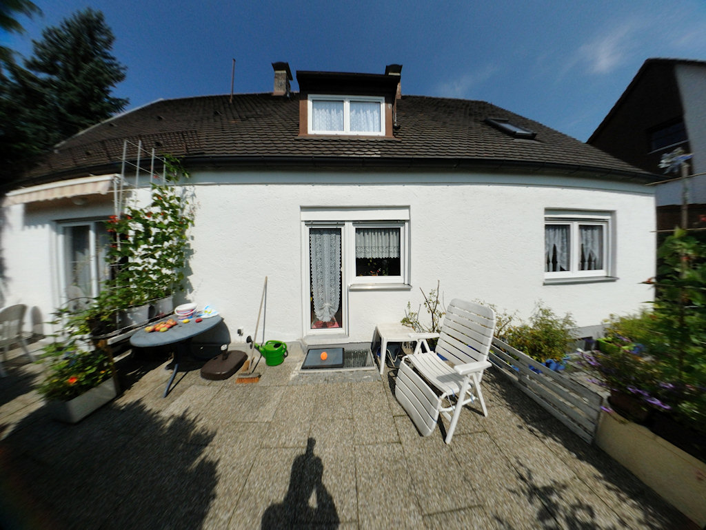 Mit dem alten DX-Fisheye (3-Linser-Vorsatz am MF DX 18/3.5G ED) an D300s
"Entzerrt" als Superweitwinkelaufnahme