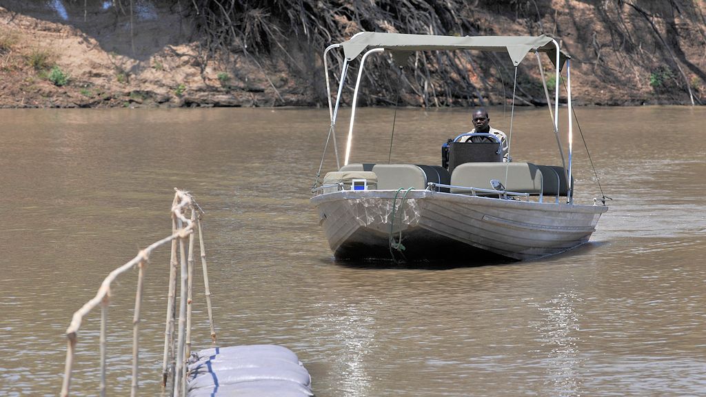 Mit dem Boot werden wir über den Luangwa zum Nkawli Camp übergesetzt.
7297