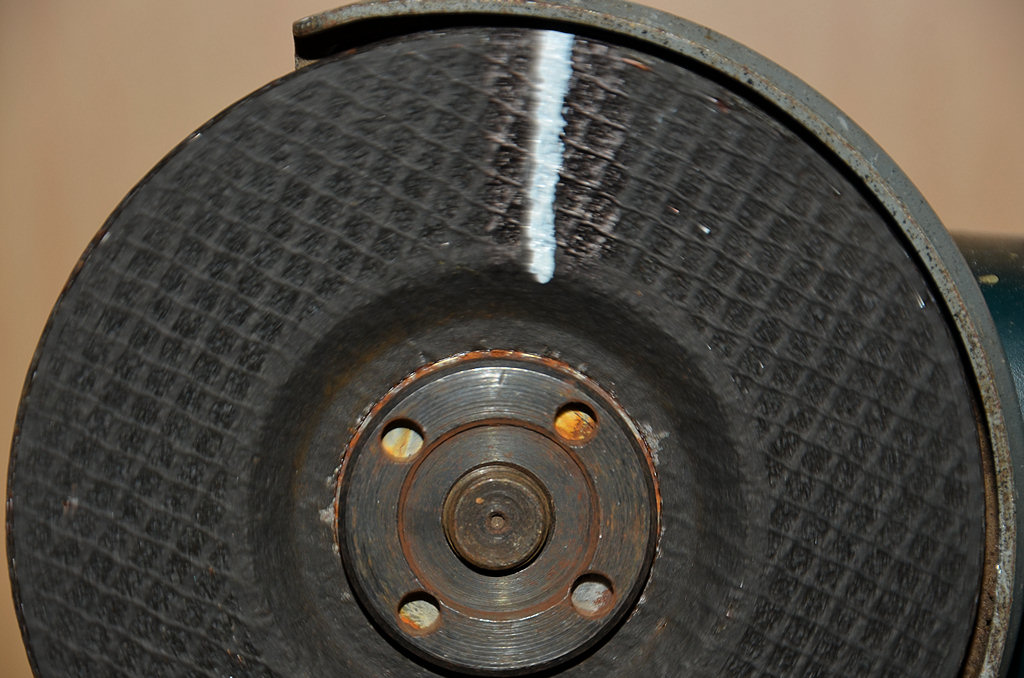 Mit dem kleinen Kurzzeitblitz (modifizierter Nikon SB-18) fotografierter Trennschleifer (12000U/min)