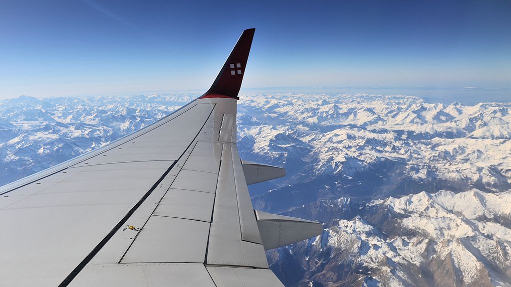 Mit einer 737-800 der Private Air über den Alpen
0752