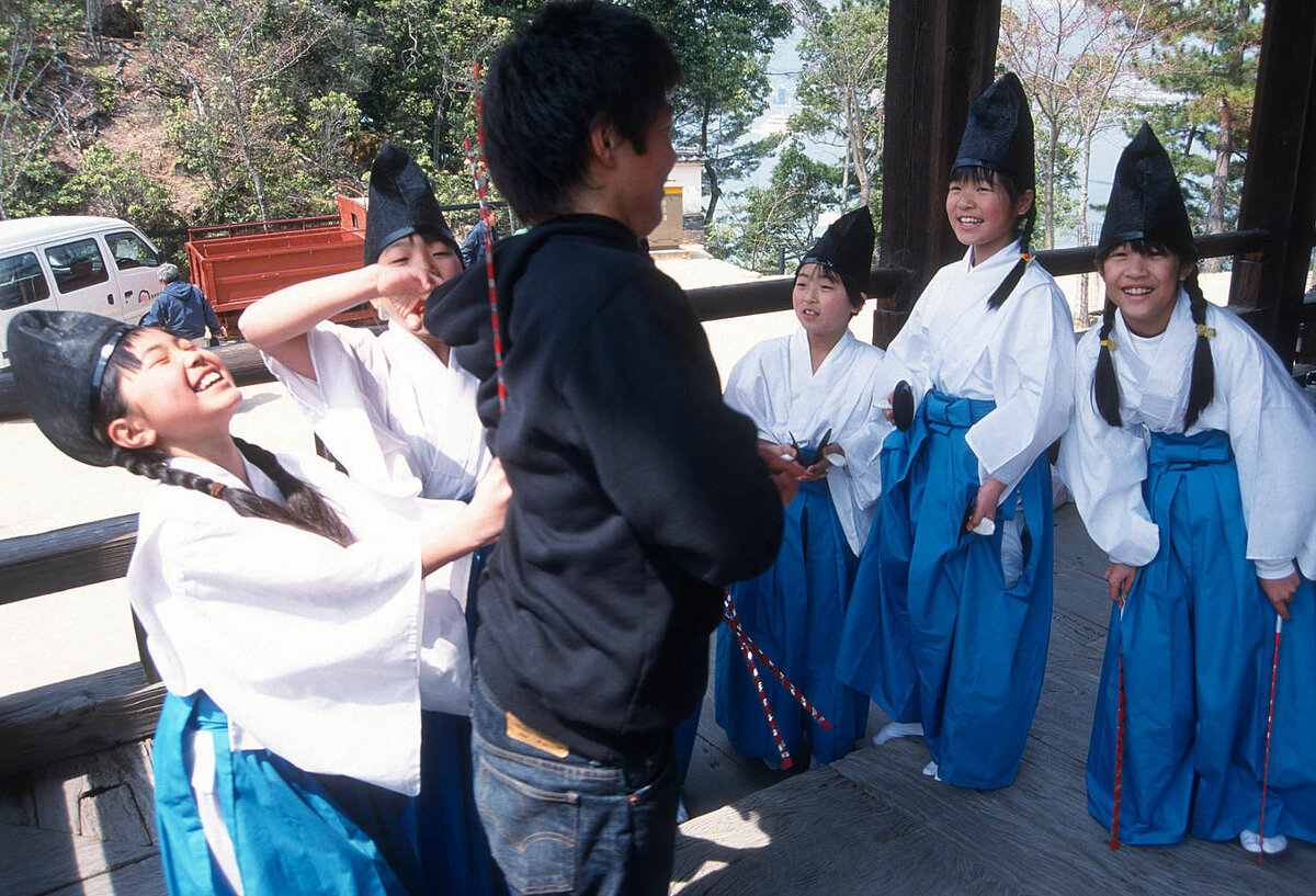 Miyajima, Schrein-Mädchen Itsukushima-Schrein.jpg