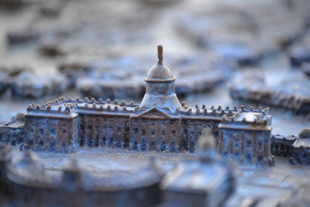 modell vom schloß sanssouci (neues palais) im schloßpark