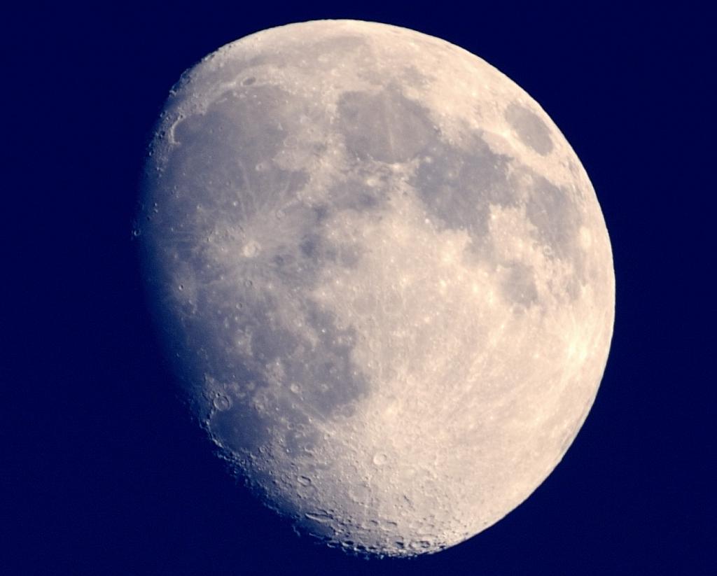 Mond mal tagsüber freihand mit 2x Konverter und 150-500
