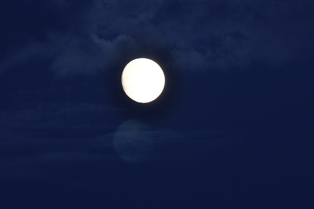 Mond mit Kranz und Spiegelung