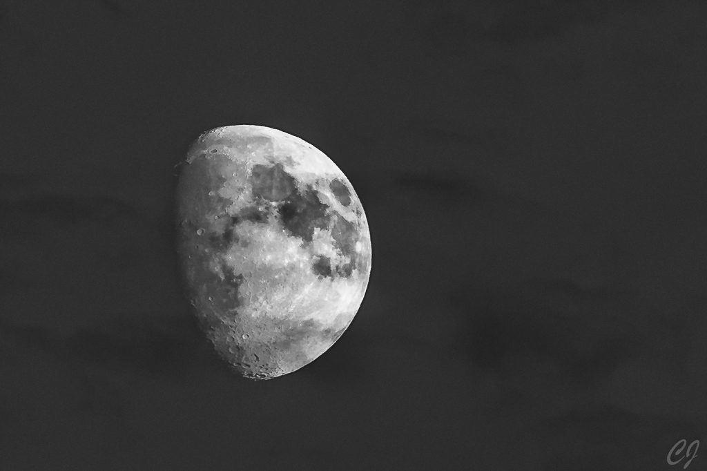 Mond mit Wolkenfetzen in SW