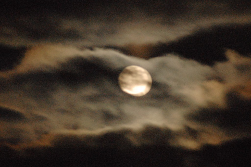 Mond und Wolken