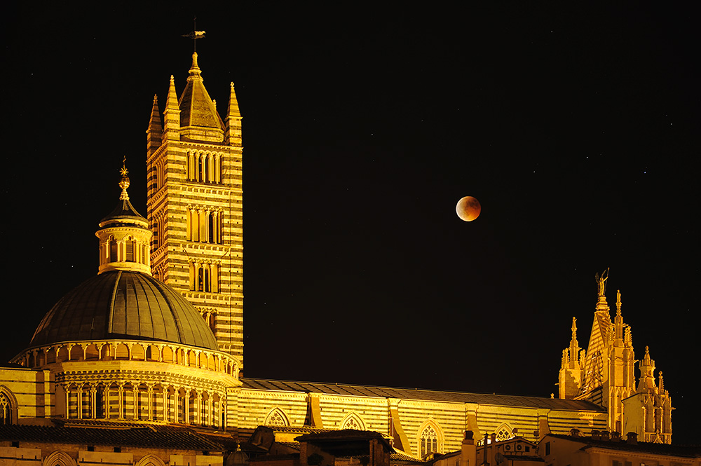 Mondfisternis in Siena