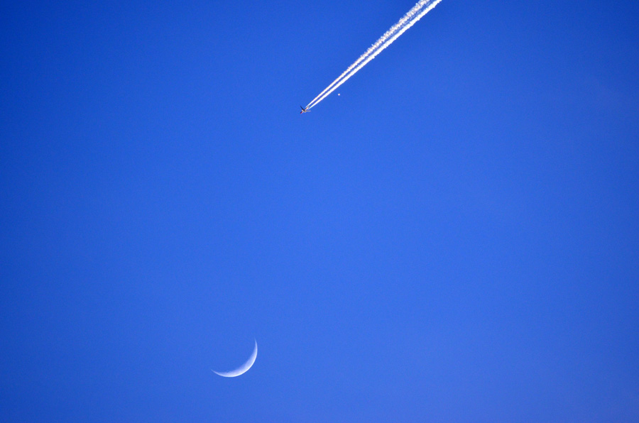 Mondsichel, Passagier-Flugzeug und der kleine Punkt unter dem Kondensstreifen ist die Venus.
Tamron SP70-300 F/4-5.6 Di VC USD
Freihand,