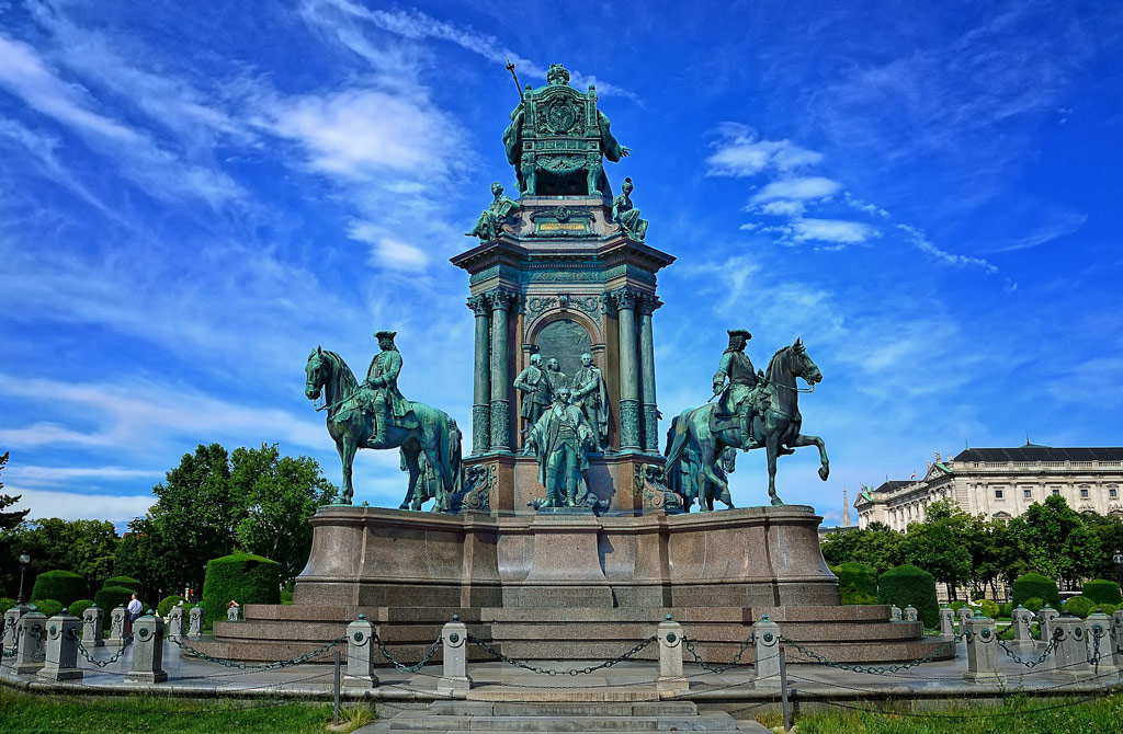Monument vor dem Naturhistorischen Museum
