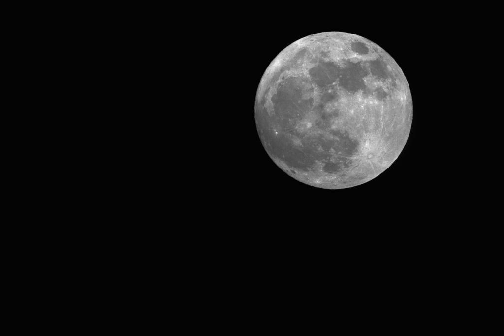 Moon bw  DSC1734
