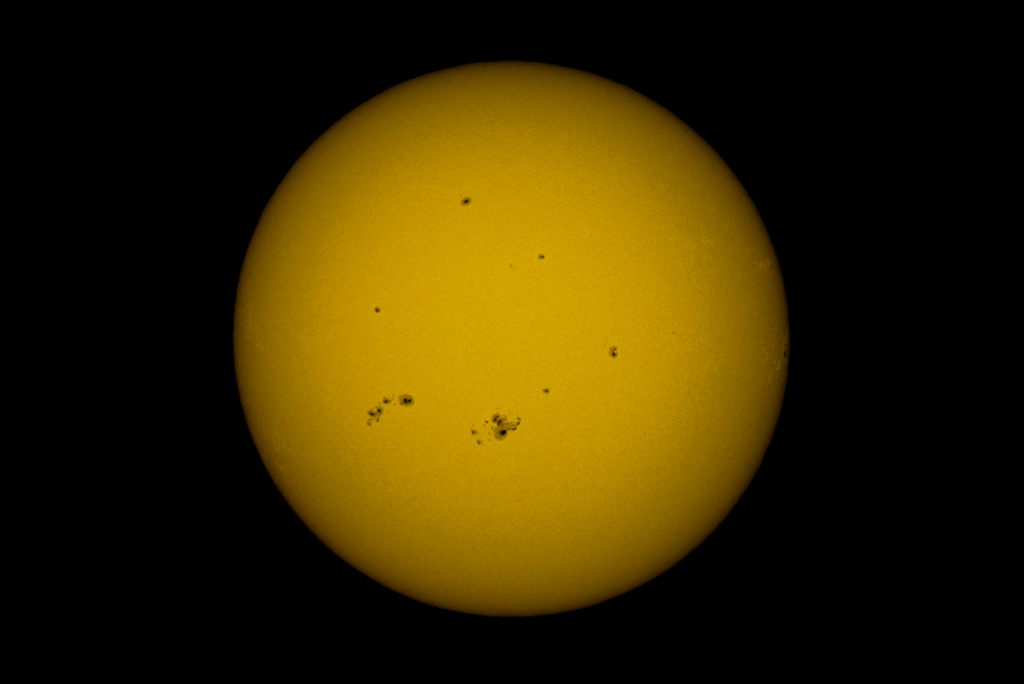 Morgensonne 17.12.2014

9° 50´, Celestron C8 ULTIMA PEC + Nikon D610, ISO 100, 1/250", Spiegelvorauslösung,