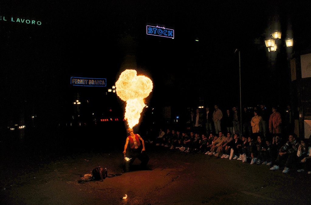 Multiple-Exposure-Scan des Ektachrome200-Dias eines Feuerschluckers /-Speiers in Florenz