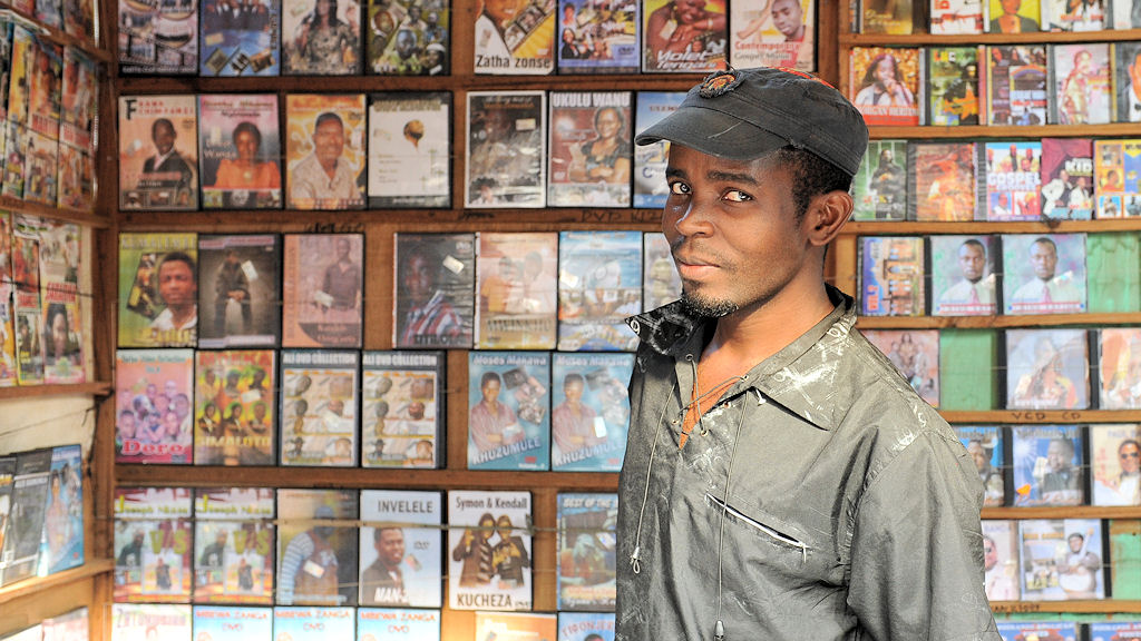 Musikverkäufer.
Ein Stand mit vielen CDs mit Afrikanischer Musik

s272 Musikverkäufer 0136