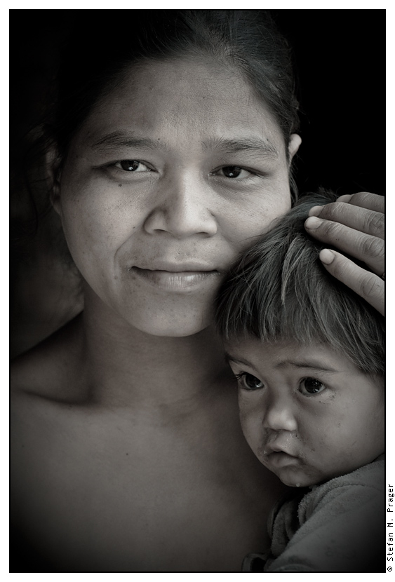 Mutter und Kind in einem Dorf auf dem Bolaven-Plateau, Südlaos.
29.12.2008