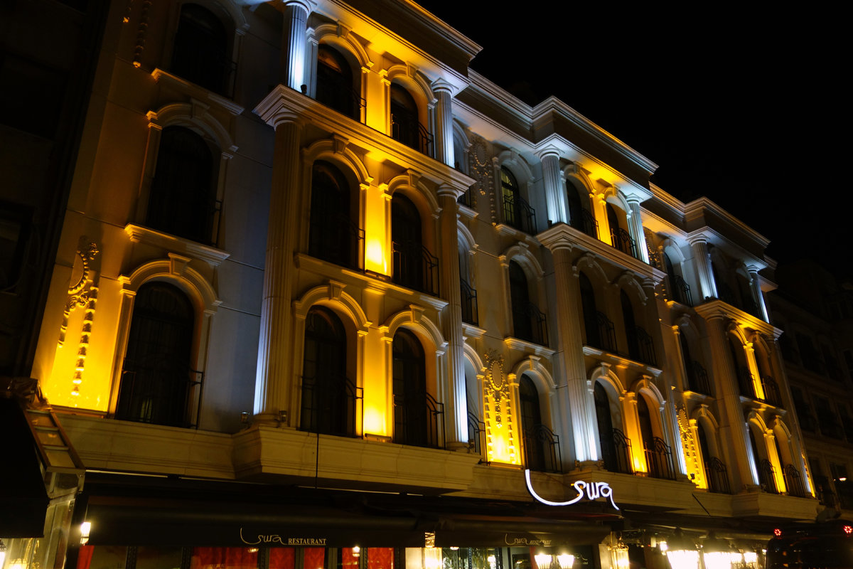 Nächtliche Fassade in Istanbul