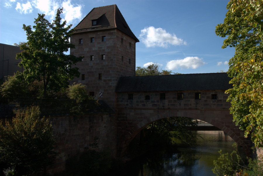 Nürnberg: Stadtmauer mit Turm blaues "B"
