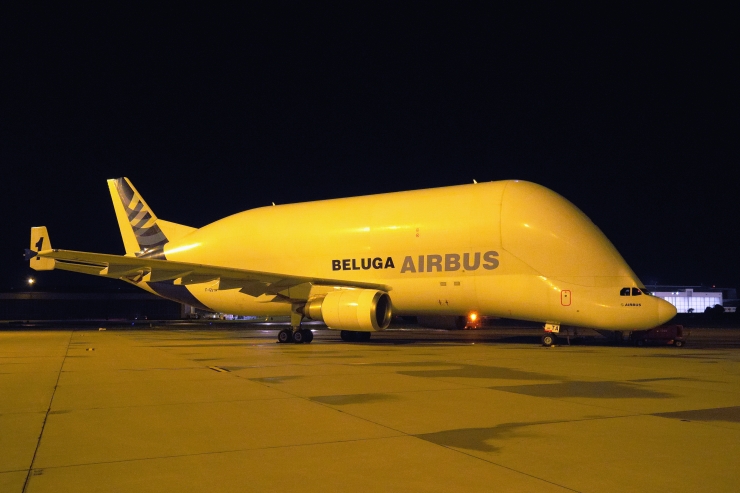 Nachtaufnahme vom Airbus Beluga auf dem Airport Hamburg mit der Coolpix P7000