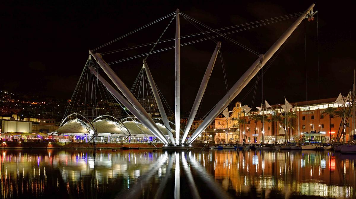 Nachtaufnahmen vom Porto Antico in Genua