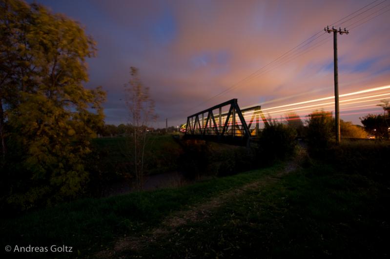 Nachtverkehr auf der Brücke über die Gera

Zeiss Distagon 18 mm f8, 50 s