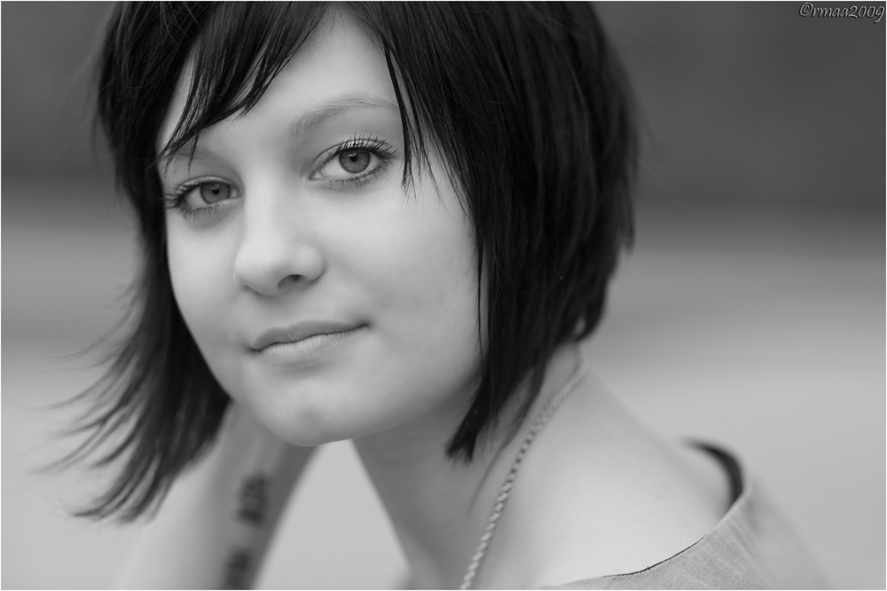 Nadine, Königsplatz München, März 2009

NikonD700 + 135mm/f2DC
raw ISO200 1/1000 f3.2