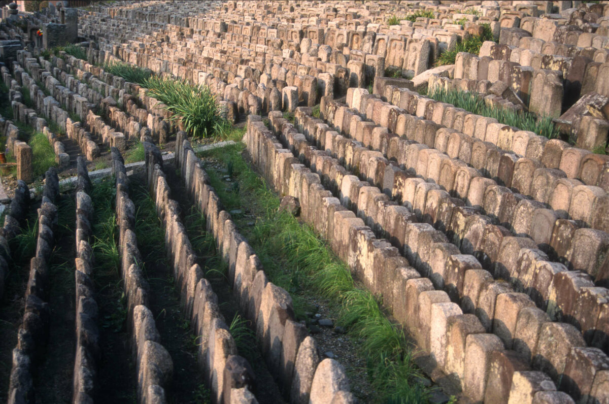 Nara, Friedhof.jpg