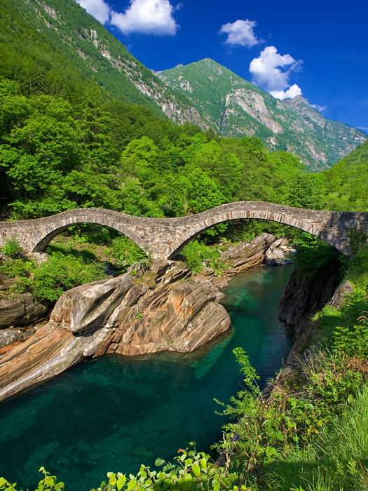 Naturstein Brücke über die Verzasca