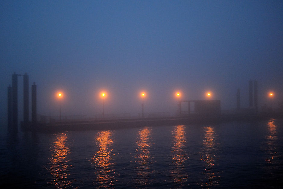 Nebel im Hamburger Hafen - Morgens um viertel nach sechs vor dem Fischmarkt