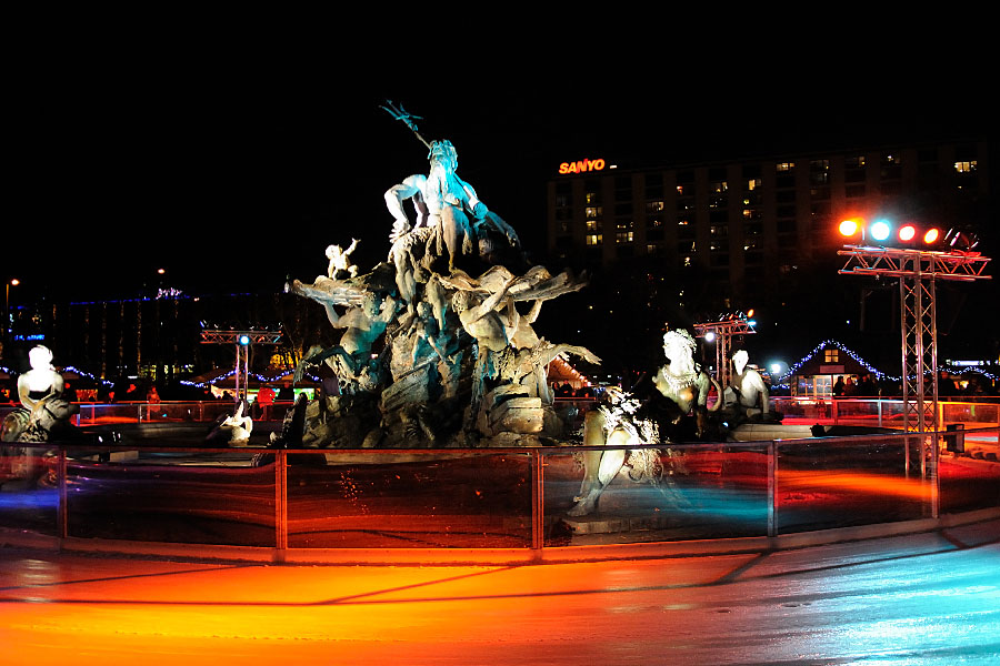 Neptun Brunnen (Weihnachtsmarkt/Eisbahn)