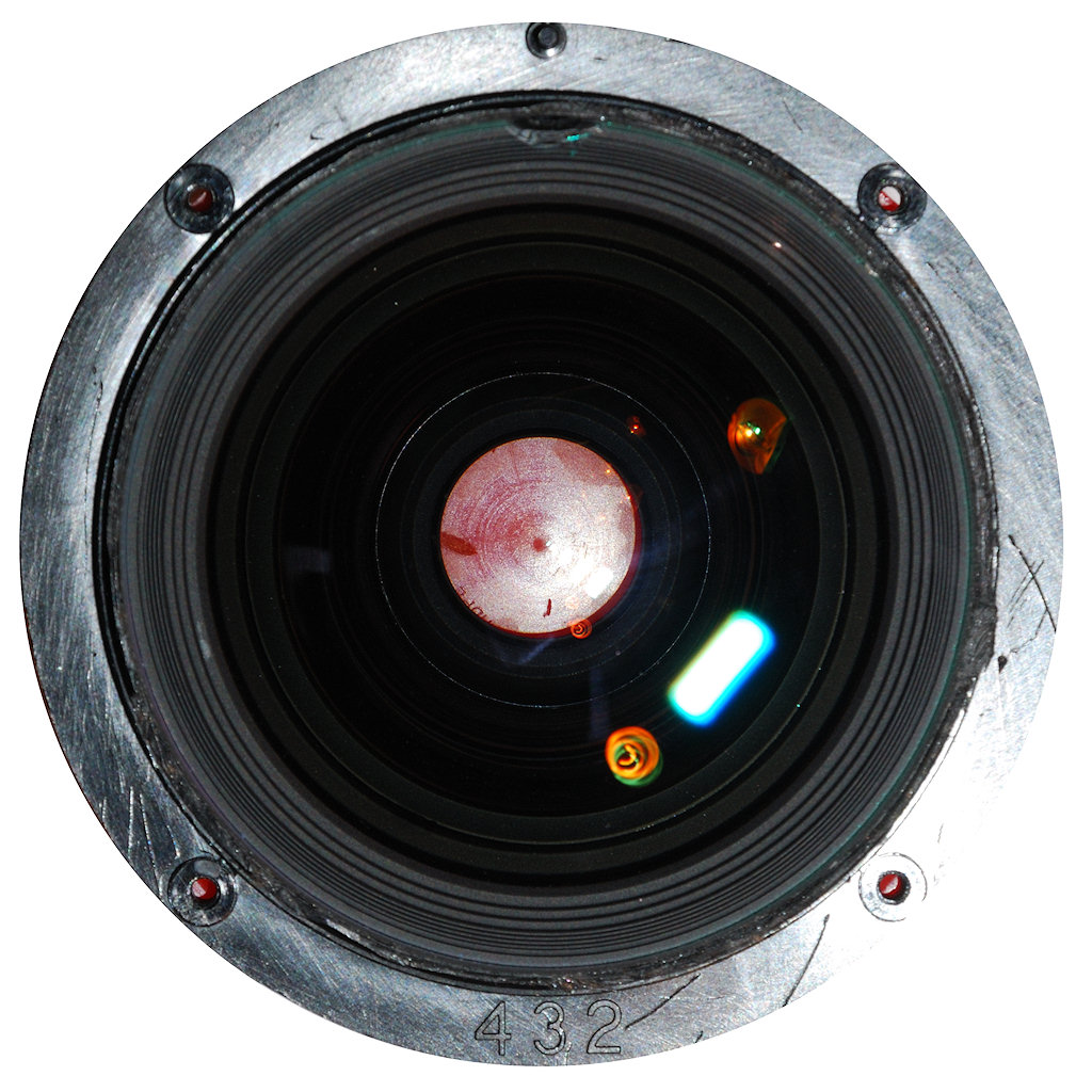 Neu eingepasste Frontlinse des Sigma AF 24/1.8D macro EX DG vor dem Festkleben. Die Linse wurde so gedreht, dass die Ausbruchstelle nun in der Mitte d